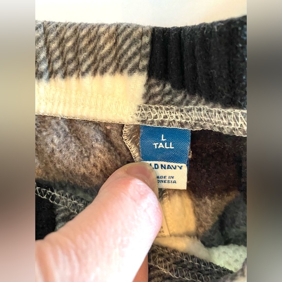 Old Navy Black and Cream Buffalo Check Cold Weather Pajama Set, Large Tall - Picture 5 of 8